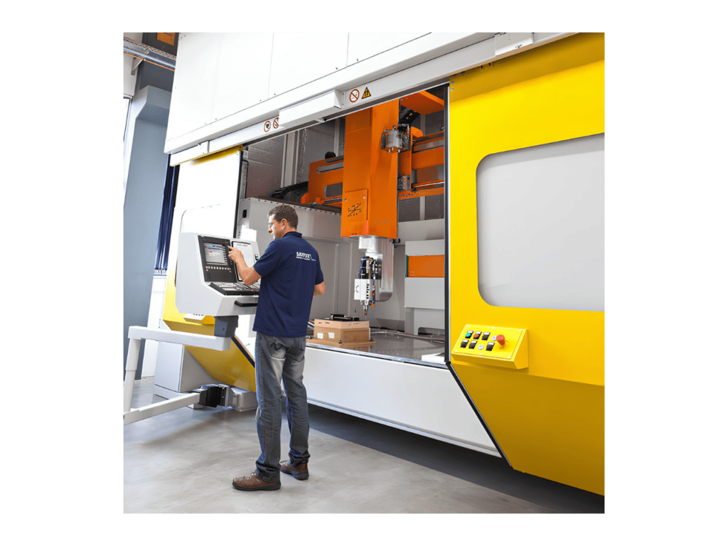 Detailaufnahme einer CNC-Bearbeitung mit Qualitätskontrolle
