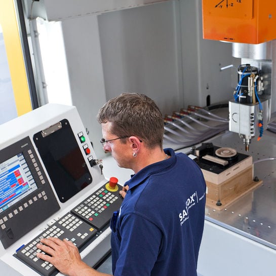 CNC-gefrästes Aluminiumteil aus der SANTOX-Lohnfertigung, frisch entgratet